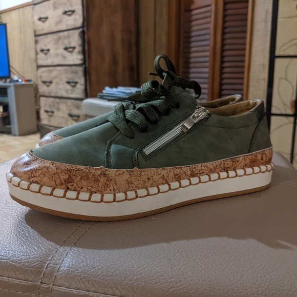 Retro- Vintage Shoes - Picture 4 of 7